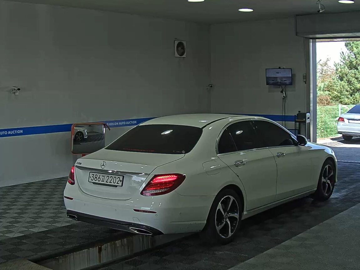 MERCEDES-BENZ E-CLASS (5TH GEN) E250 AVANTGARDE 2020 - zdjęcie 5