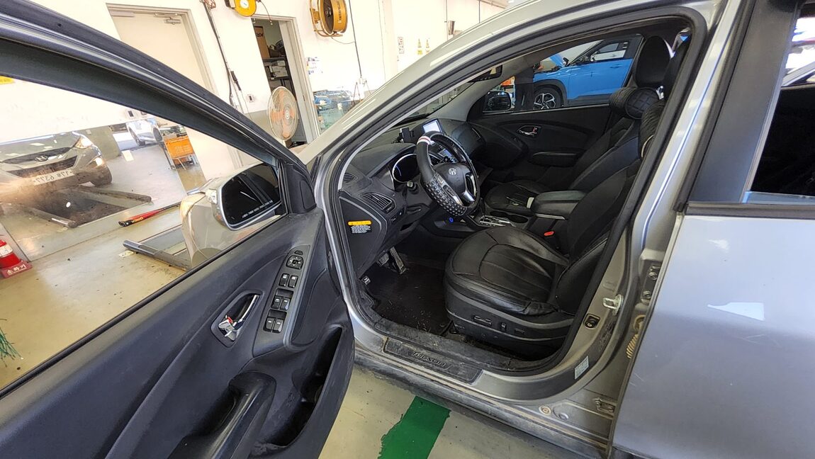HYUNDAI TUCSON ix DIESEL R20 2WD LX20 PREMIER 2011 - zdjęcie 10