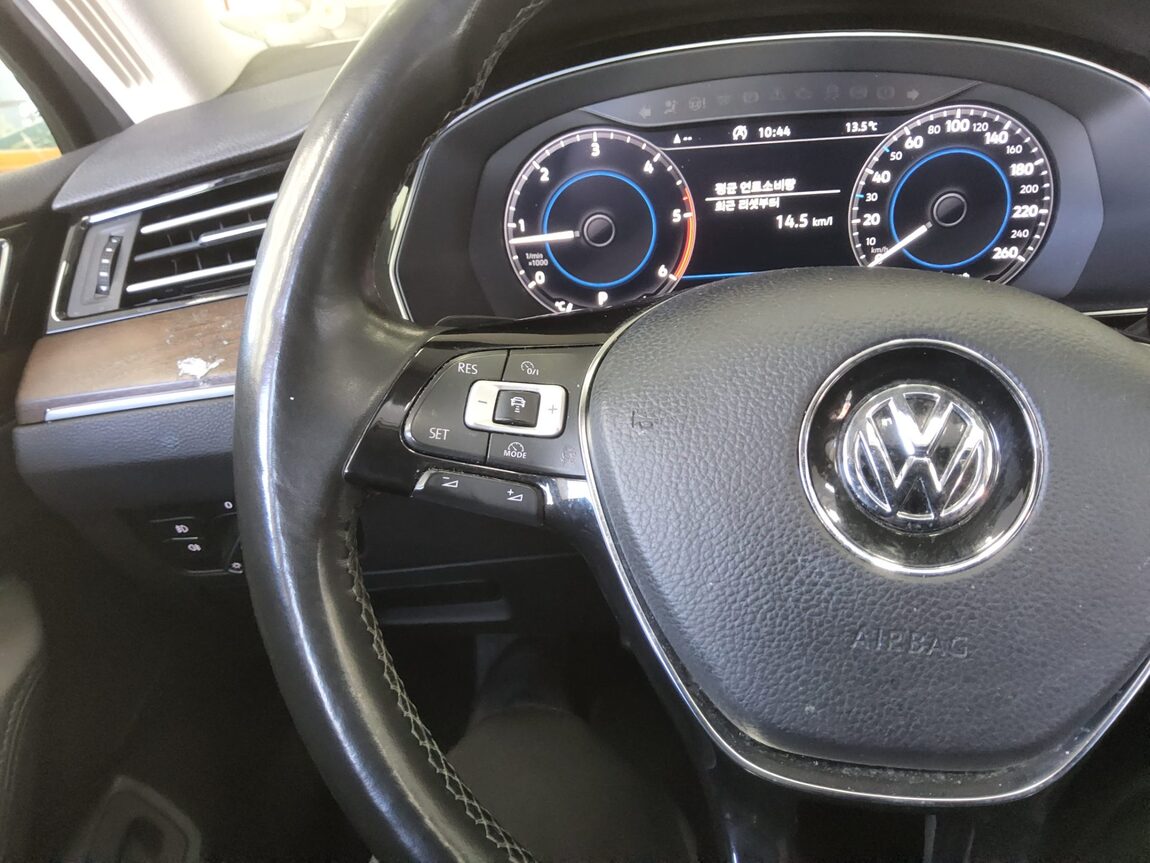 VOLKSWAGEN PASSAT GT (8TH GEN) 2.0 TDI 4MOTION PRESTIGE 2018 - zdjęcie 17