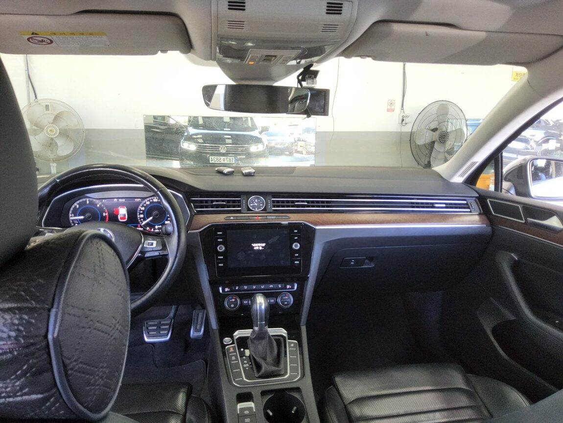 VOLKSWAGEN PASSAT GT (8TH GEN) 2.0 TDI 4MOTION PRESTIGE 2018 - zdjęcie 11