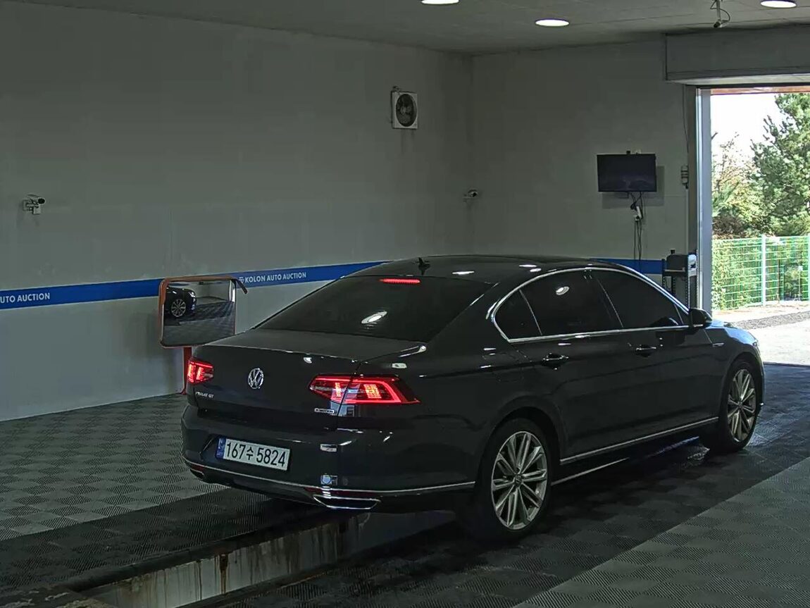 VOLKSWAGEN PASSAT GT (8TH GEN) 2.0 TDI 4MOTION PRESTIGE 2018 - zdjęcie 5