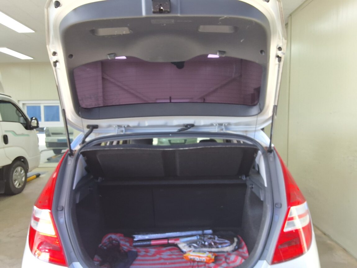 HYUNDAI i30 1.6 VVT PREMIER 2008 - zdjęcie 16