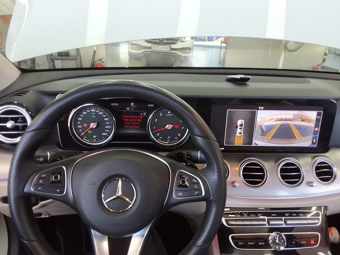 MERCEDES-BENZ E-CLASS (5TH GEN) E200 AVANTGARDE 2018 - zdjęcie 17