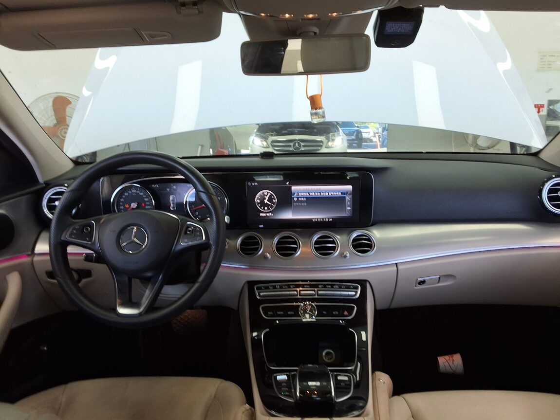 MERCEDES-BENZ E-CLASS (5TH GEN) E200 AVANTGARDE 2018 - zdjęcie 11