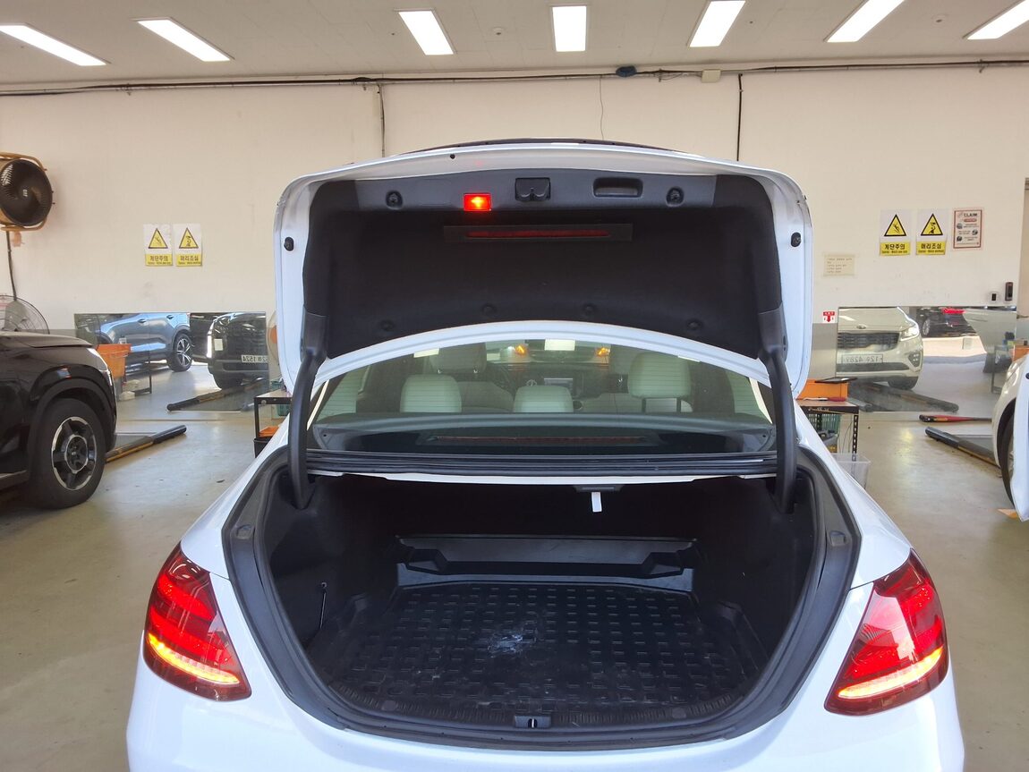 MERCEDES-BENZ E-CLASS (5TH GEN) E200 AVANTGARDE 2018 - zdjęcie 15