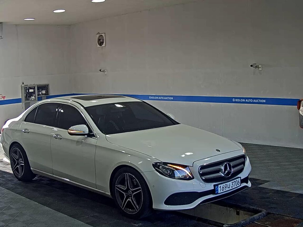 MERCEDES-BENZ E-CLASS (5TH GEN) E200 AVANTGARDE 2018 - zdjęcie 3