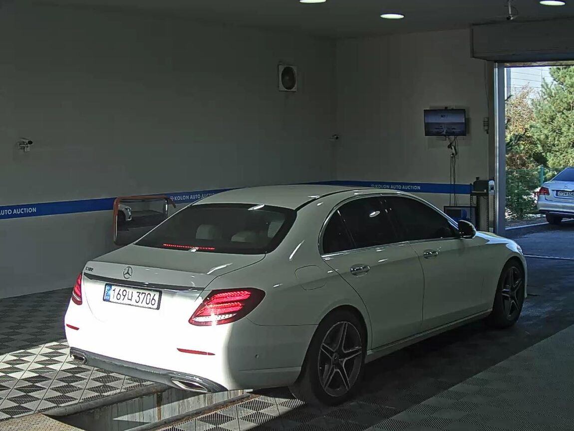 MERCEDES-BENZ E-CLASS (5TH GEN) E200 AVANTGARDE 2018 - zdjęcie 5