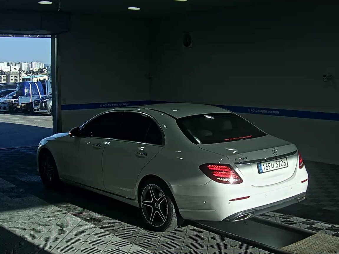 MERCEDES-BENZ E-CLASS (5TH GEN) E200 AVANTGARDE 2018 - zdjęcie 6