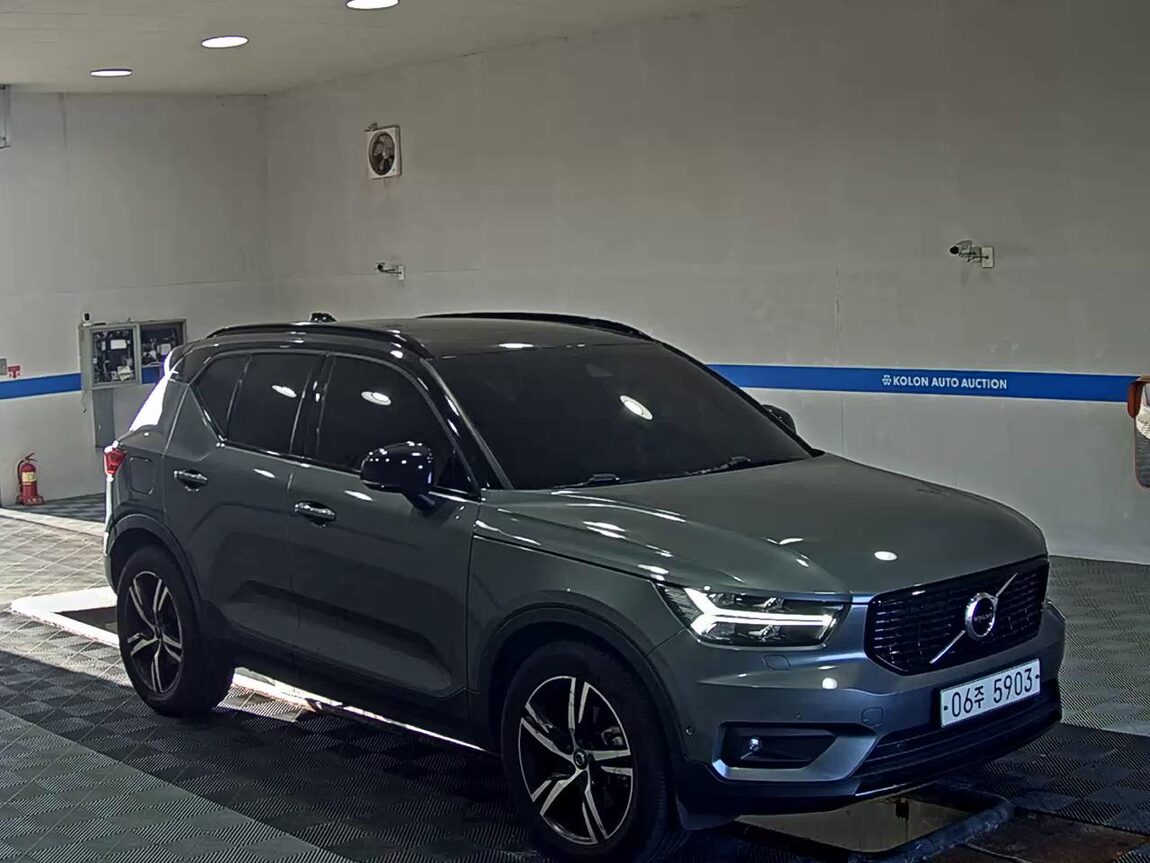 VOLVO XC40 2.0 T4 AWD R DESIGN 2019 - zdjęcie 3