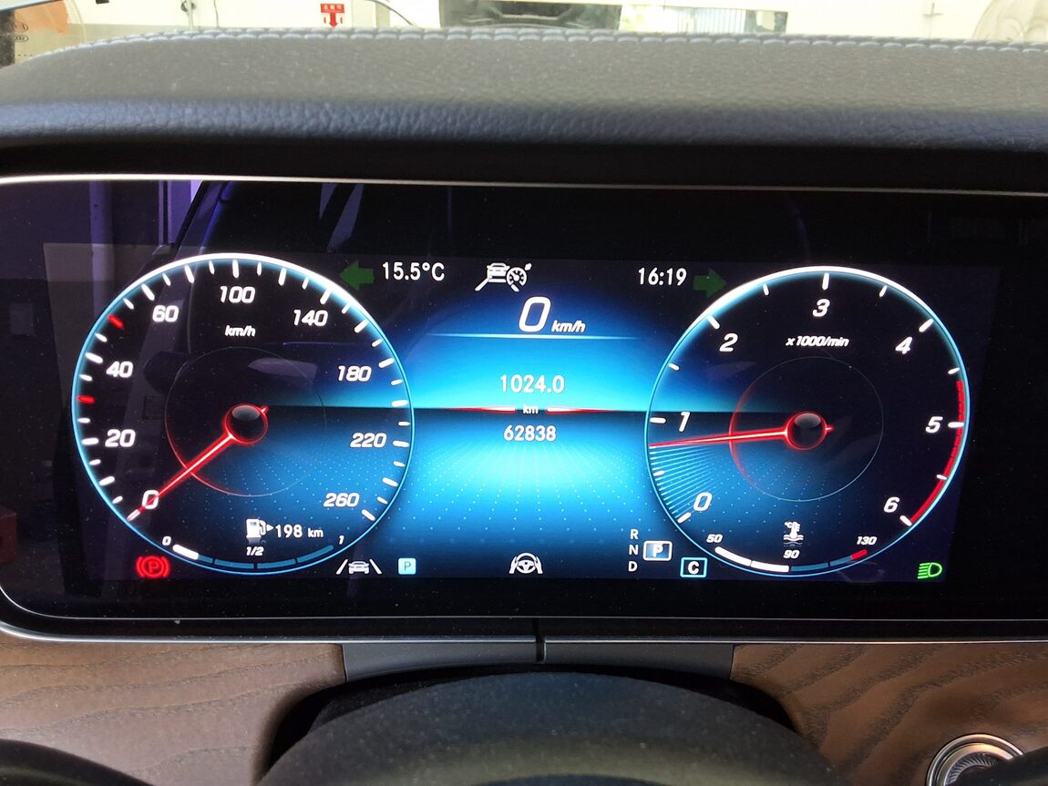 MERCEDES-BENZ E-CLASS (5TH GEN) E220d 4MATIC EXCLUSIVE 2021 - zdjęcie 9