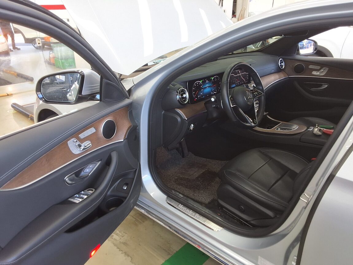 MERCEDES-BENZ E-CLASS (5TH GEN) E220d 4MATIC EXCLUSIVE 2021 - zdjęcie 10
