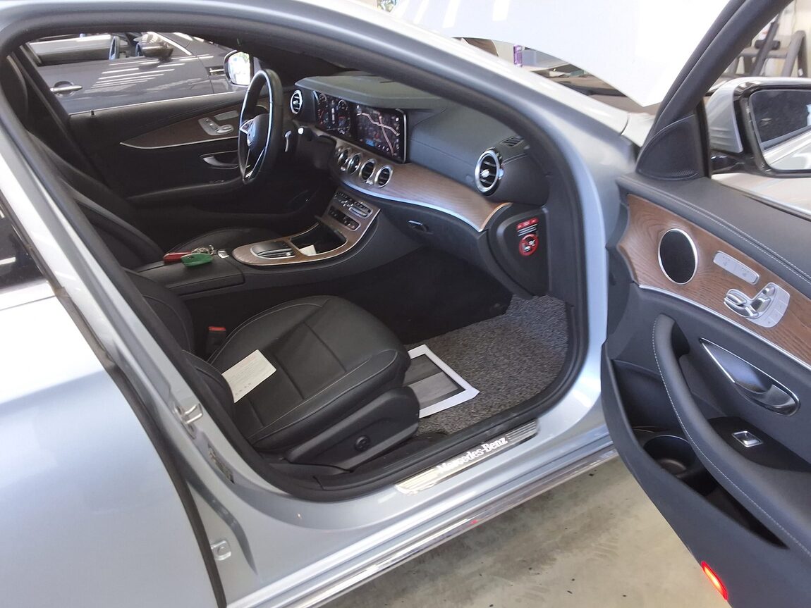MERCEDES-BENZ E-CLASS (5TH GEN) E220d 4MATIC EXCLUSIVE 2021 - zdjęcie 14