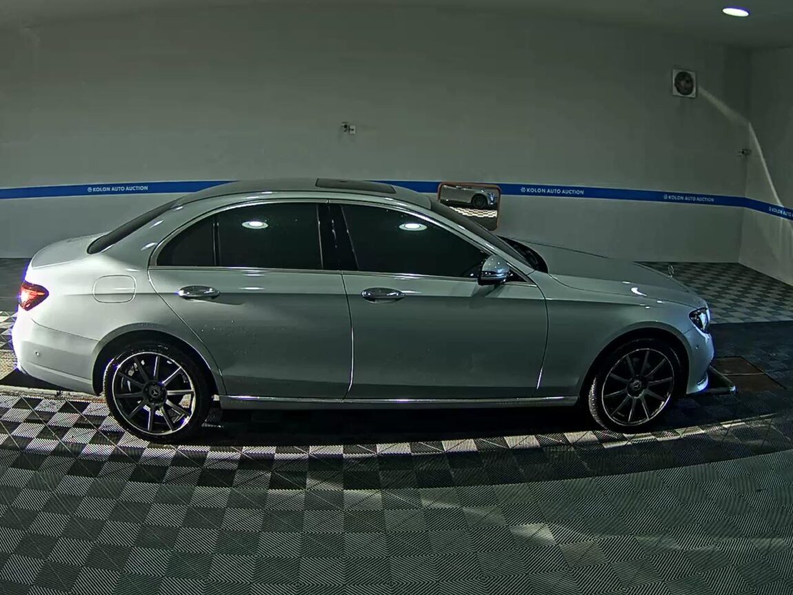 MERCEDES-BENZ E-CLASS (5TH GEN) E220d 4MATIC EXCLUSIVE 2021 - zdjęcie 4
