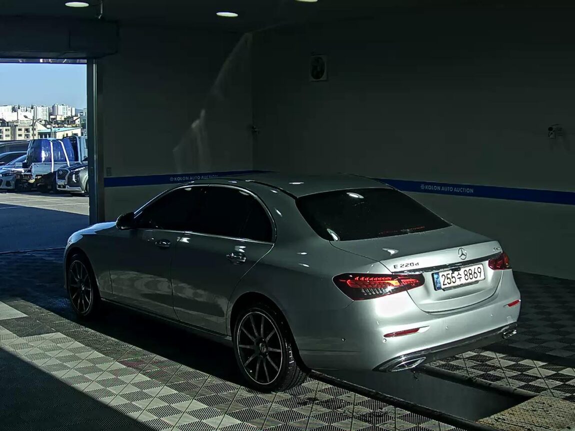 MERCEDES-BENZ E-CLASS (5TH GEN) E220d 4MATIC EXCLUSIVE 2021 - zdjęcie 6