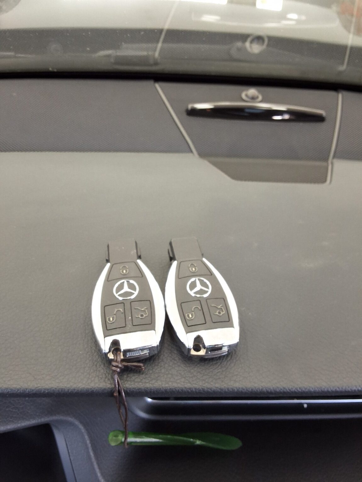 MERCEDES-BENZ E-CLASS (4TH GEN) E300 4MATIC AVANTGARDE 2014 - zdjęcie 19
