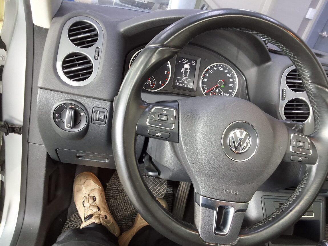 VOLKSWAGEN TIGUAN 2.0 TDI BLUEMOTION PREMIUM 2016 - zdjęcie 23