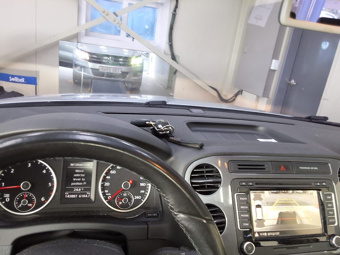 VOLKSWAGEN TIGUAN 2.0 TDI BLUEMOTION PREMIUM 2016 - zdjęcie 25
