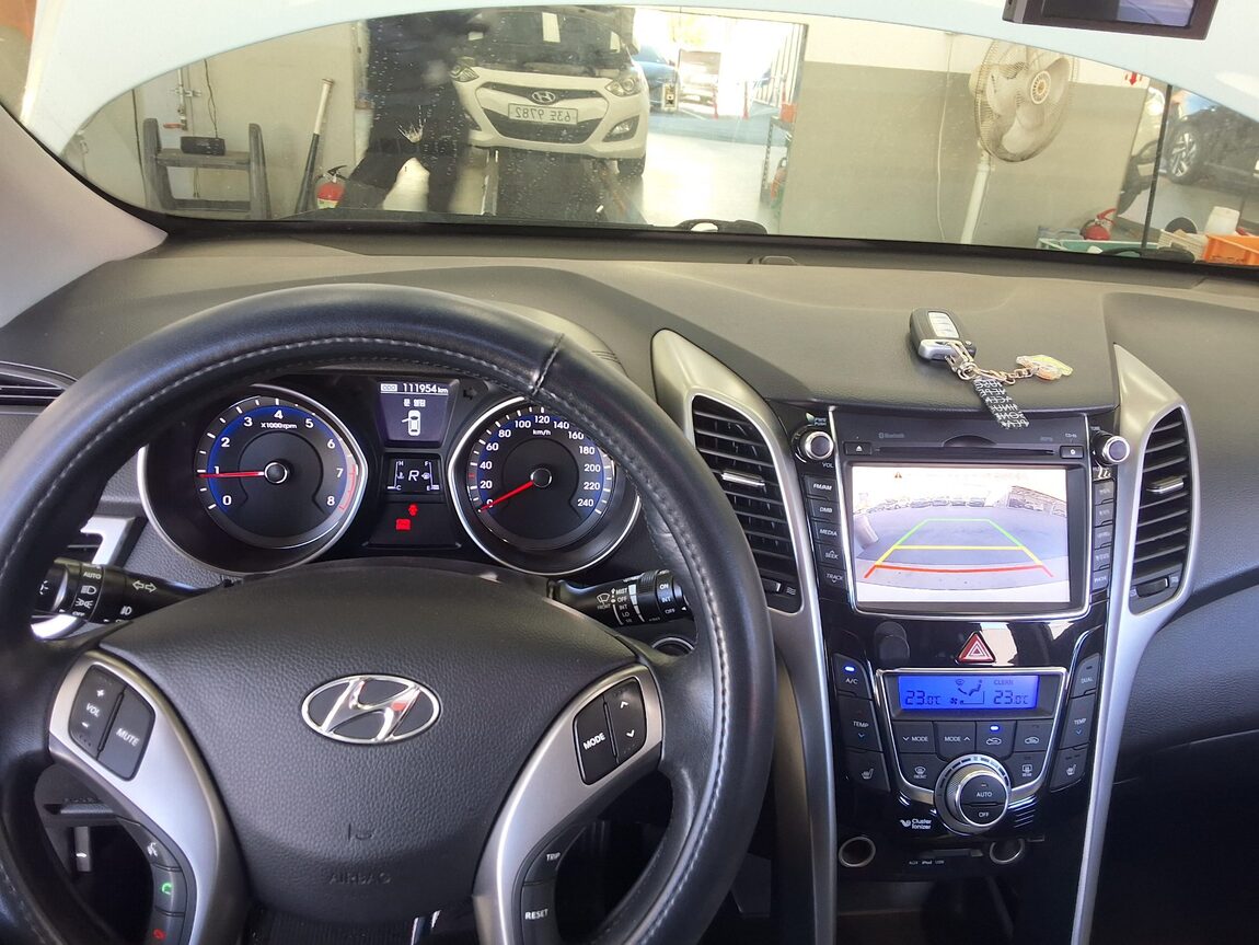 HYUNDAI NEW i30 1.6 GDi UNIQUE 2012 - zdjęcie 17