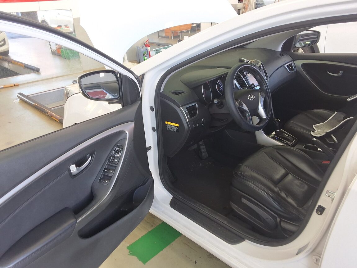 HYUNDAI NEW i30 1.6 GDi UNIQUE 2012 - zdjęcie 10