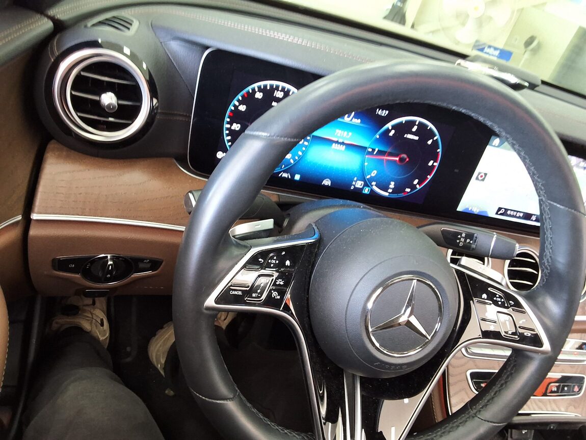 MERCEDES-BENZ E-CLASS (5TH GEN) E220d 4MATIC EXCLUSIVE 2021 - zdjęcie 23