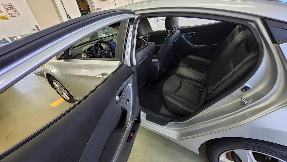 HYUNDAI AVANTE MD M16 GDi SMART 2013 - zdjęcie 12