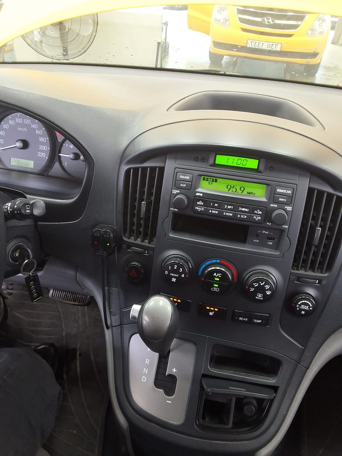 HYUNDAI GRAND STAREX 12-SEATER DIESEL CVX DELUXE 2013 - zdjęcie 17