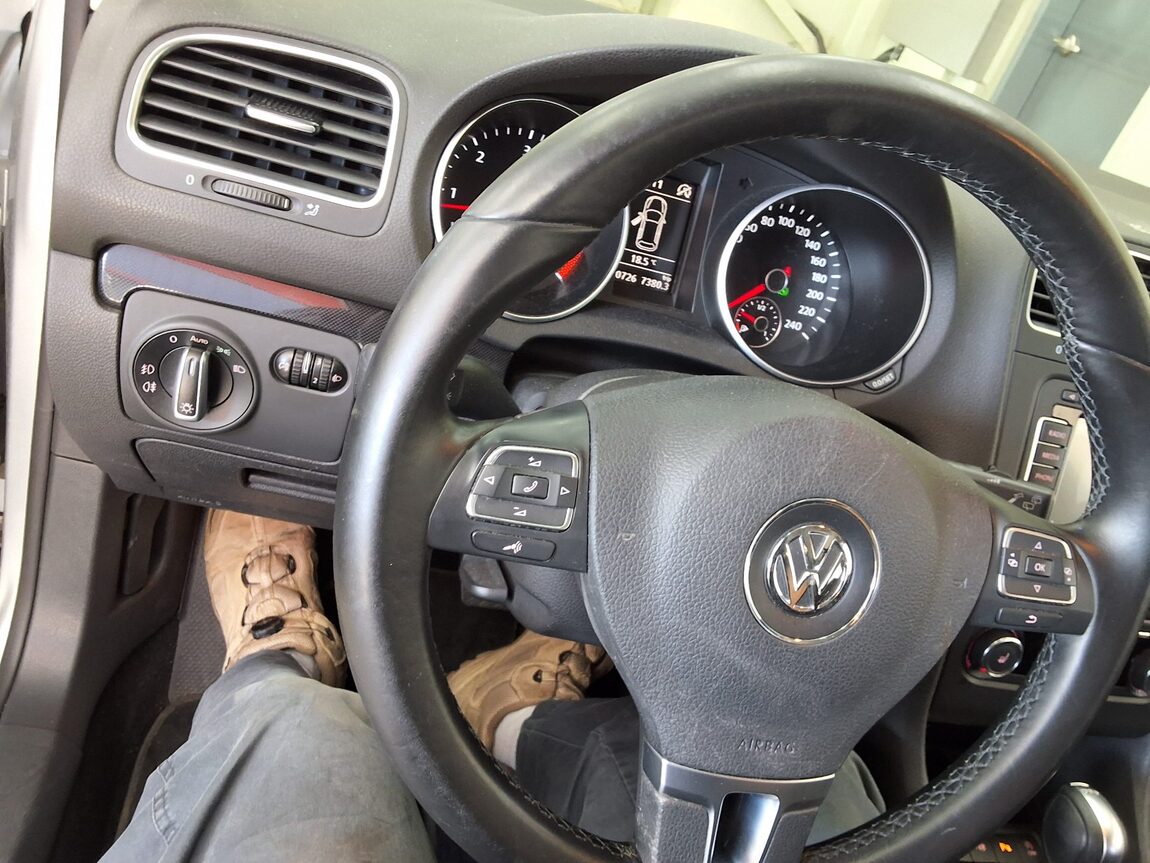 VOLKSWAGEN GOLF (6TH GEN) 1.6 TDI BLUEMOTION STYLE EDITION 2013 - zdjęcie 23
