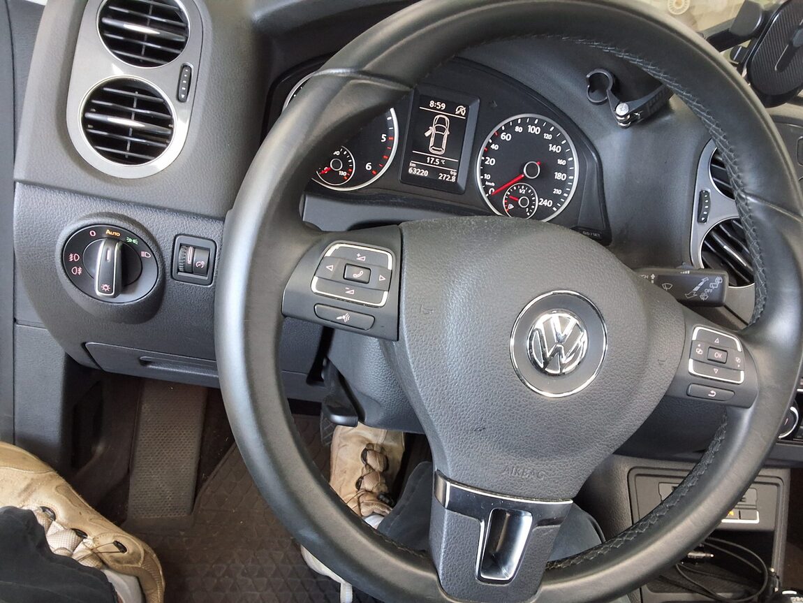 VOLKSWAGEN TIGUAN 2.0 TDI BLUEMOTION PREMIUM 2012 - zdjęcie 23