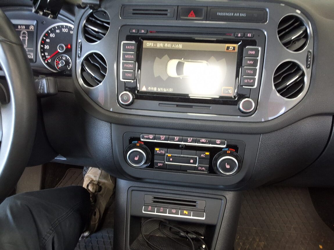 VOLKSWAGEN TIGUAN 2.0 TDI BLUEMOTION PREMIUM 2012 - zdjęcie 24