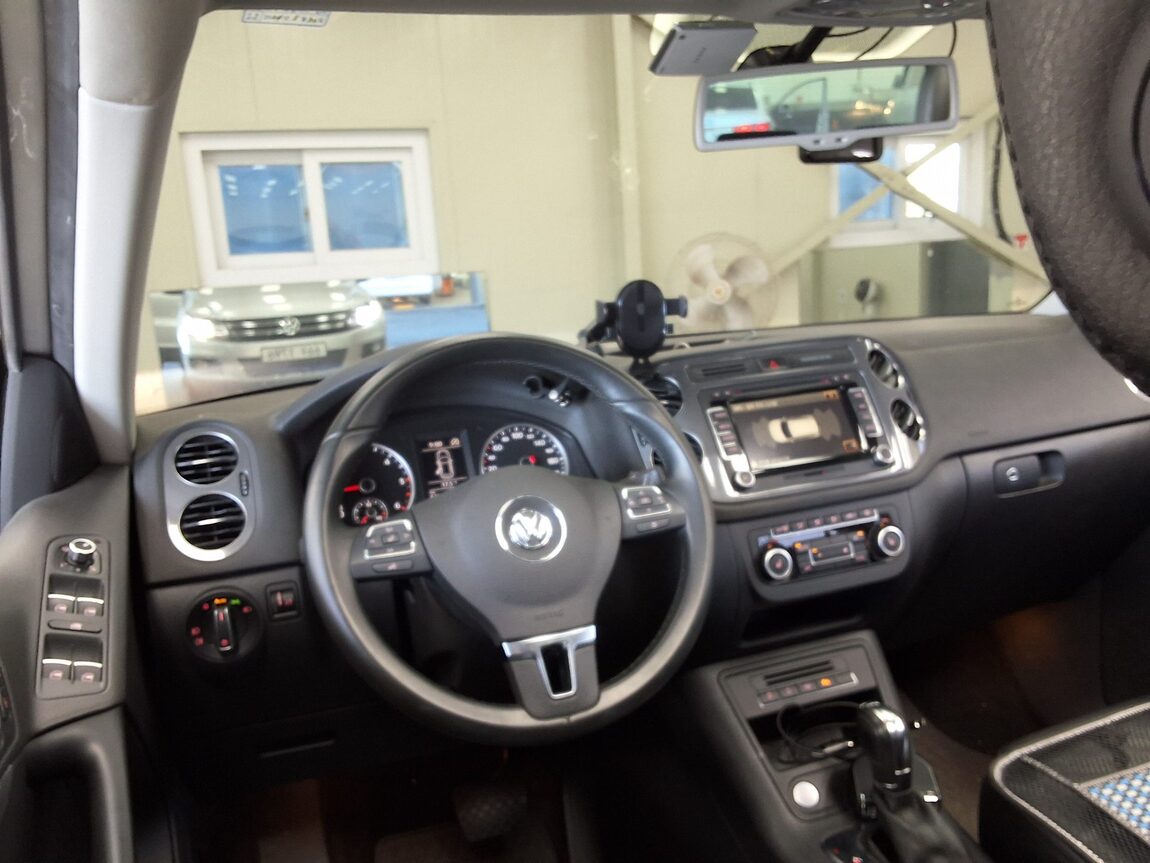 VOLKSWAGEN TIGUAN 2.0 TDI BLUEMOTION PREMIUM 2012 - zdjęcie 12