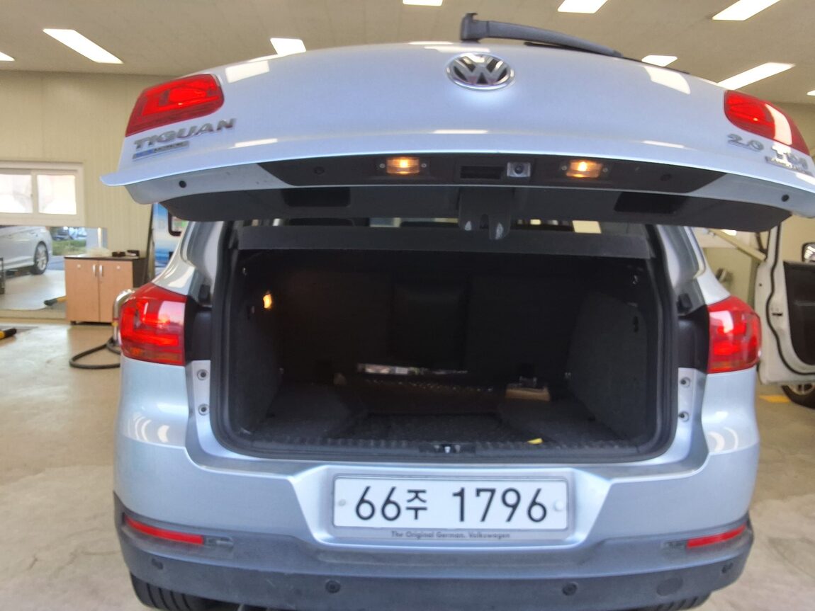 VOLKSWAGEN TIGUAN 2.0 TDI BLUEMOTION PREMIUM 2012 - zdjęcie 16