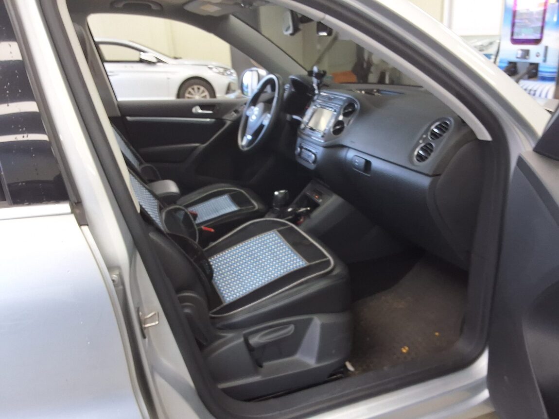 VOLKSWAGEN TIGUAN 2.0 TDI BLUEMOTION PREMIUM 2012 - zdjęcie 15