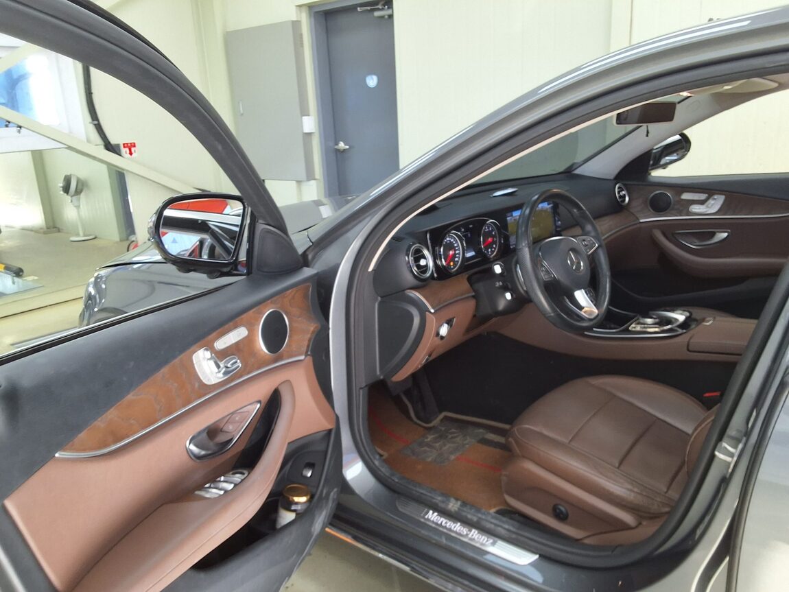 MERCEDES-BENZ E-CLASS (5TH GEN) E300 EXCLUSIVE 2018 - zdjęcie 11