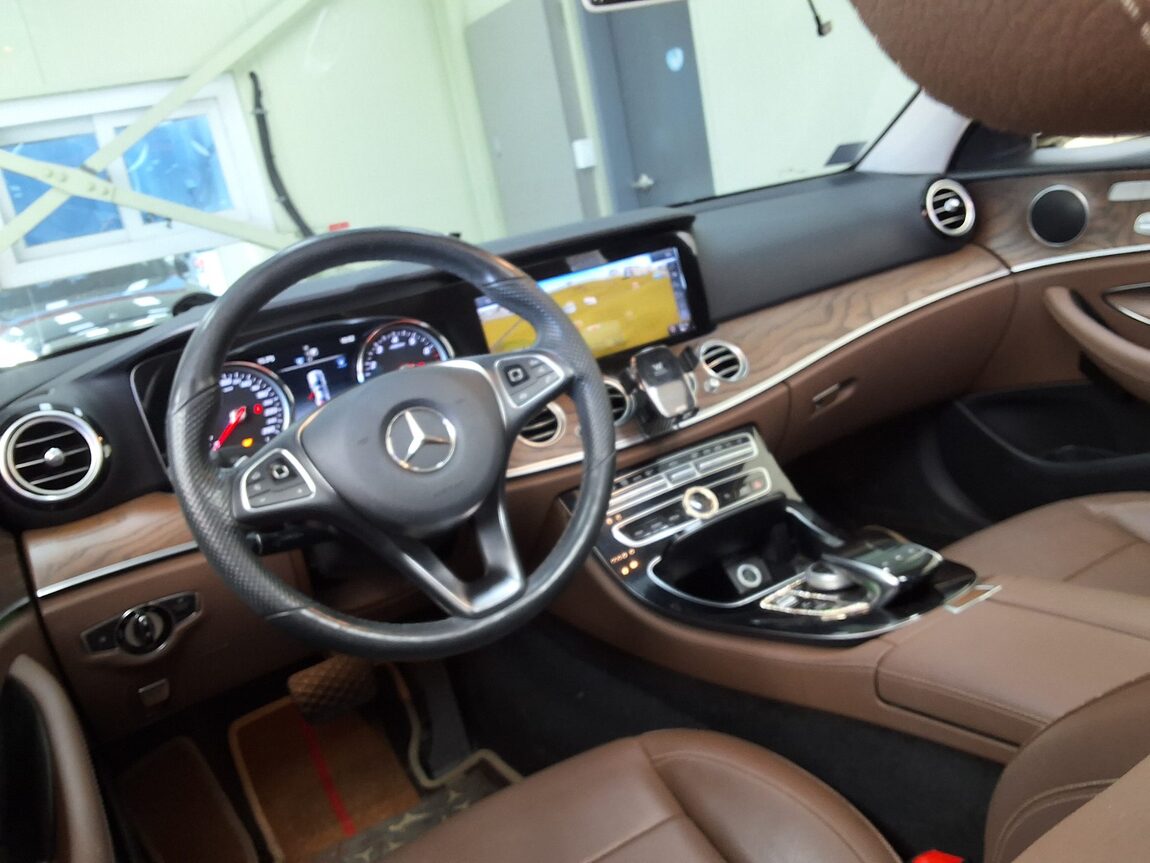 MERCEDES-BENZ E-CLASS (5TH GEN) E300 EXCLUSIVE 2018 - zdjęcie 12