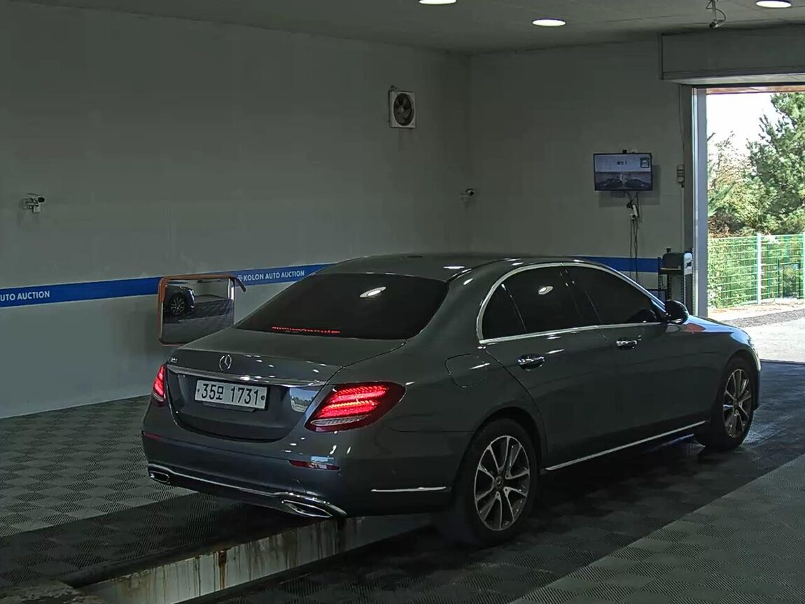 MERCEDES-BENZ E-CLASS (5TH GEN) E300 EXCLUSIVE 2018 - zdjęcie 5