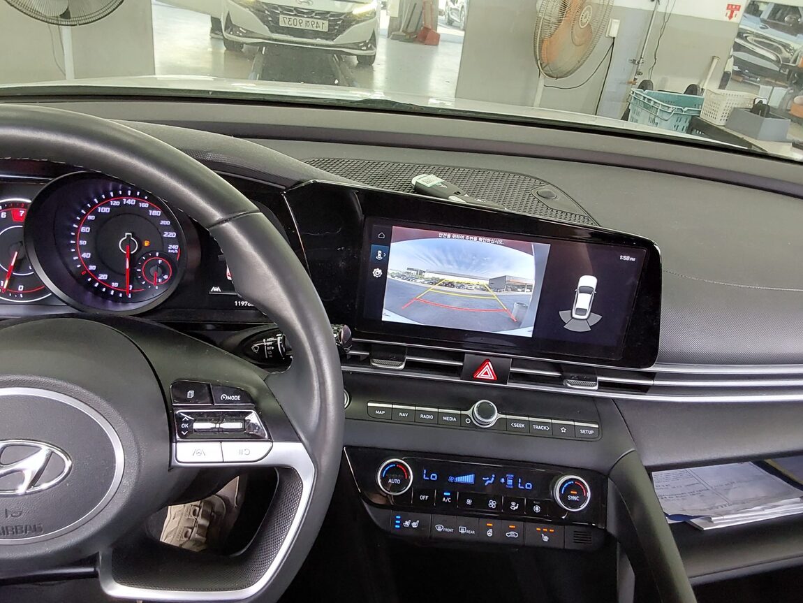HYUNDAI AVANTE (CN7) 1.6 GASOLINE MODERN 2021 - zdjęcie 17