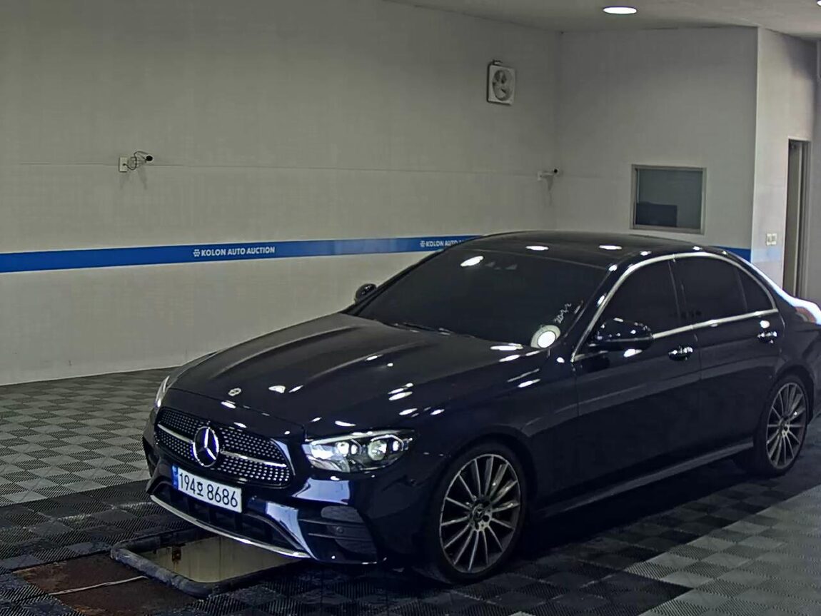 MERCEDES-BENZ E-CLASS (5TH GEN) E350 4MATIC AMG LINE 2022 - zdjęcie 2