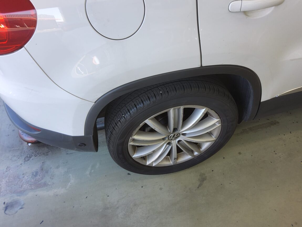 VOLKSWAGEN TIGUAN 2.0 TDI BLUEMOTION PREMIUM 2013 - zdjęcie 26