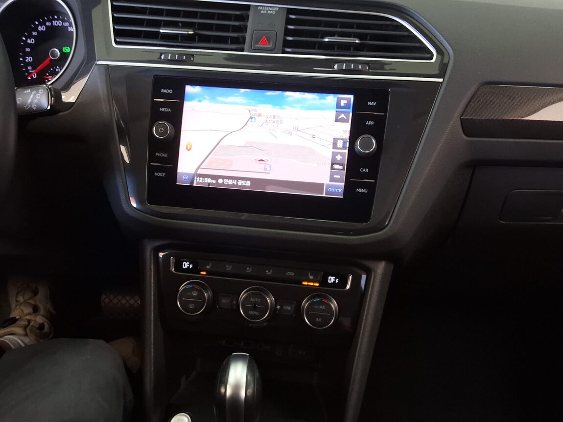 VOLKSWAGEN TIGUAN (2ND GEN) 2.0 TDI PREMIUM 2020 - zdjęcie 24