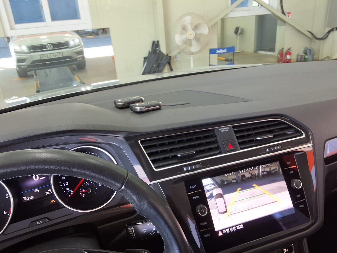 VOLKSWAGEN TIGUAN (2ND GEN) 2.0 TDI PREMIUM 2020 - zdjęcie 25