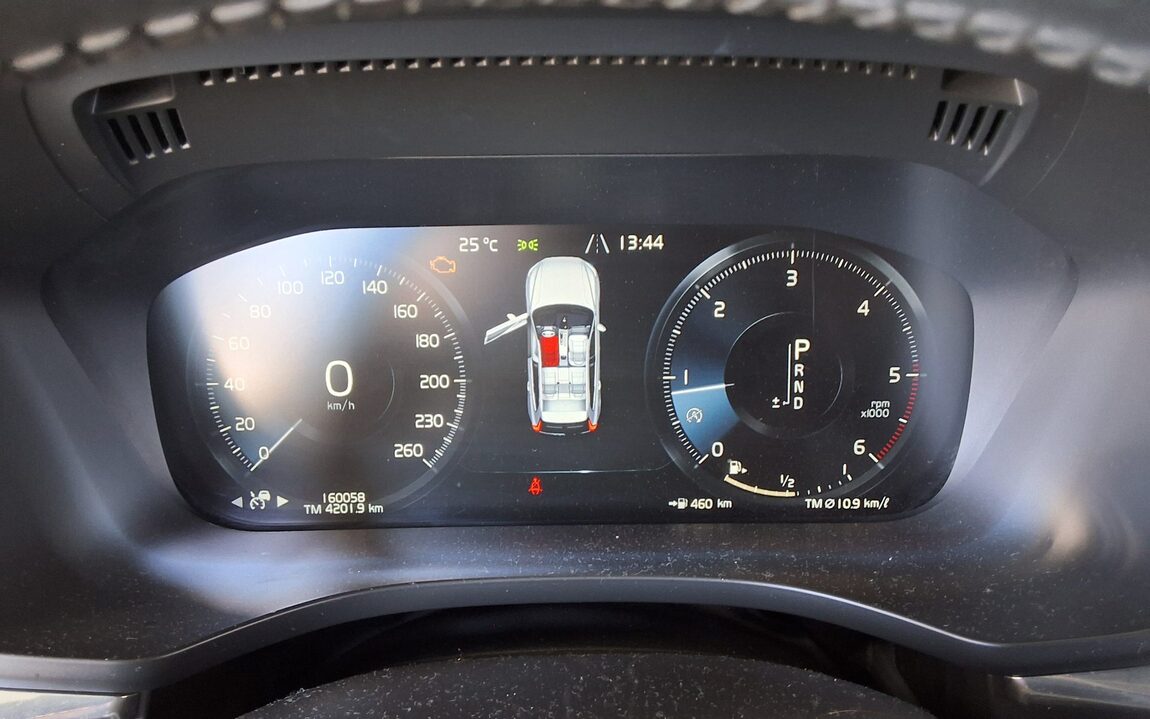 VOLVO XC60 (2ND GEN) D4 AWD INSCRIPTION 2018 - zdjęcie 9