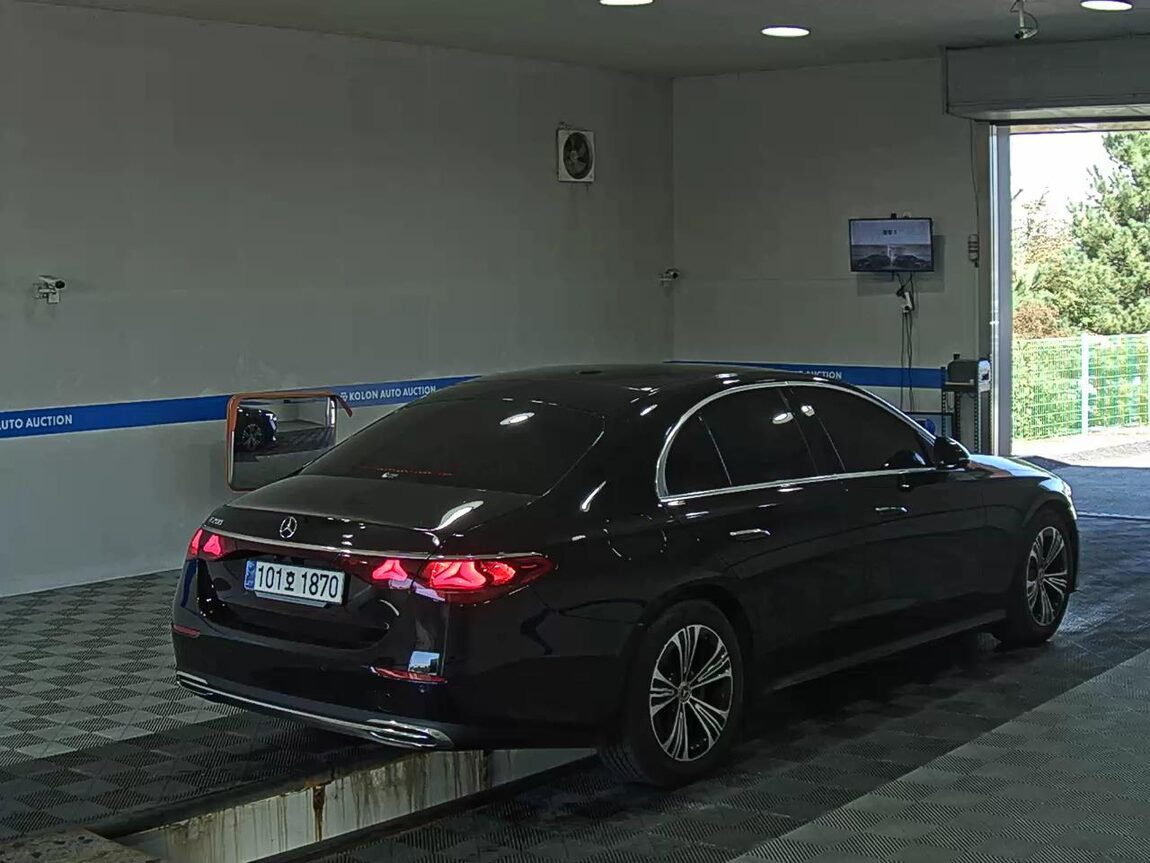 MERCEDES-BENZ E-CLASS (6TH GEN) E200 AVANTGARDE 2024 - zdjęcie 5