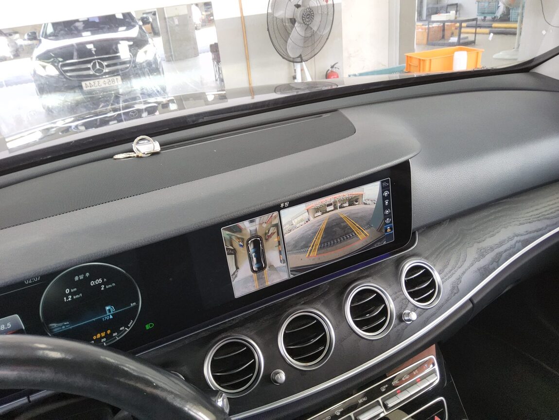 MERCEDES-BENZ E-CLASS (5TH GEN) E300 4MATIC AVANTGARDE 2017 - zdjęcie 17
