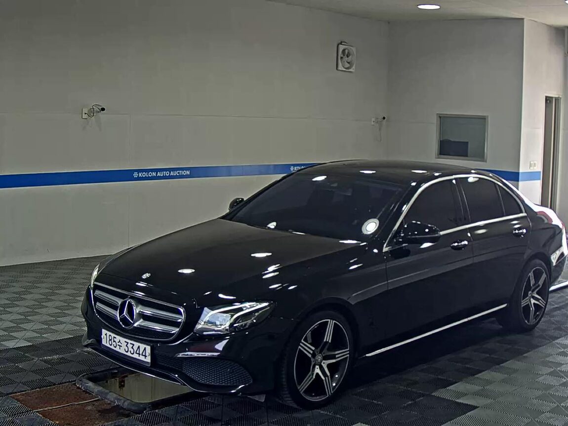 MERCEDES-BENZ E-CLASS (5TH GEN) E300 4MATIC AVANTGARDE 2017 - zdjęcie 2
