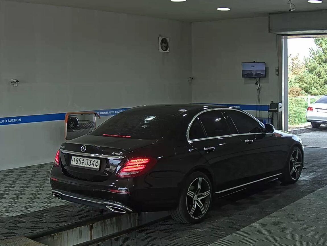 MERCEDES-BENZ E-CLASS (5TH GEN) E300 4MATIC AVANTGARDE 2017 - zdjęcie 5