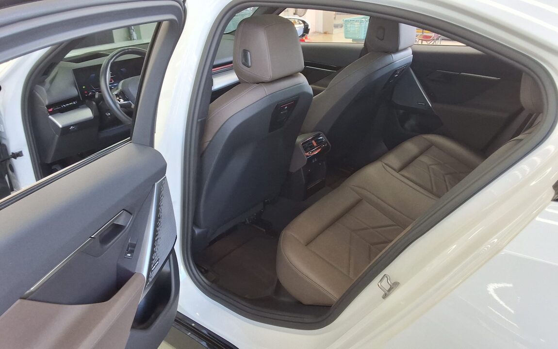 BMW 5 SERIES (8TH GEN) 520i M SPORT PACK 2024 - zdjęcie 12