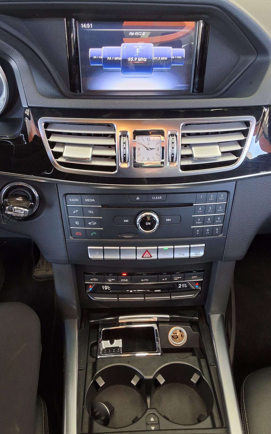 MERCEDES-BENZ E-CLASS (4TH GEN) E220 CDI AVANTGARDE 2016 - zdjęcie 18