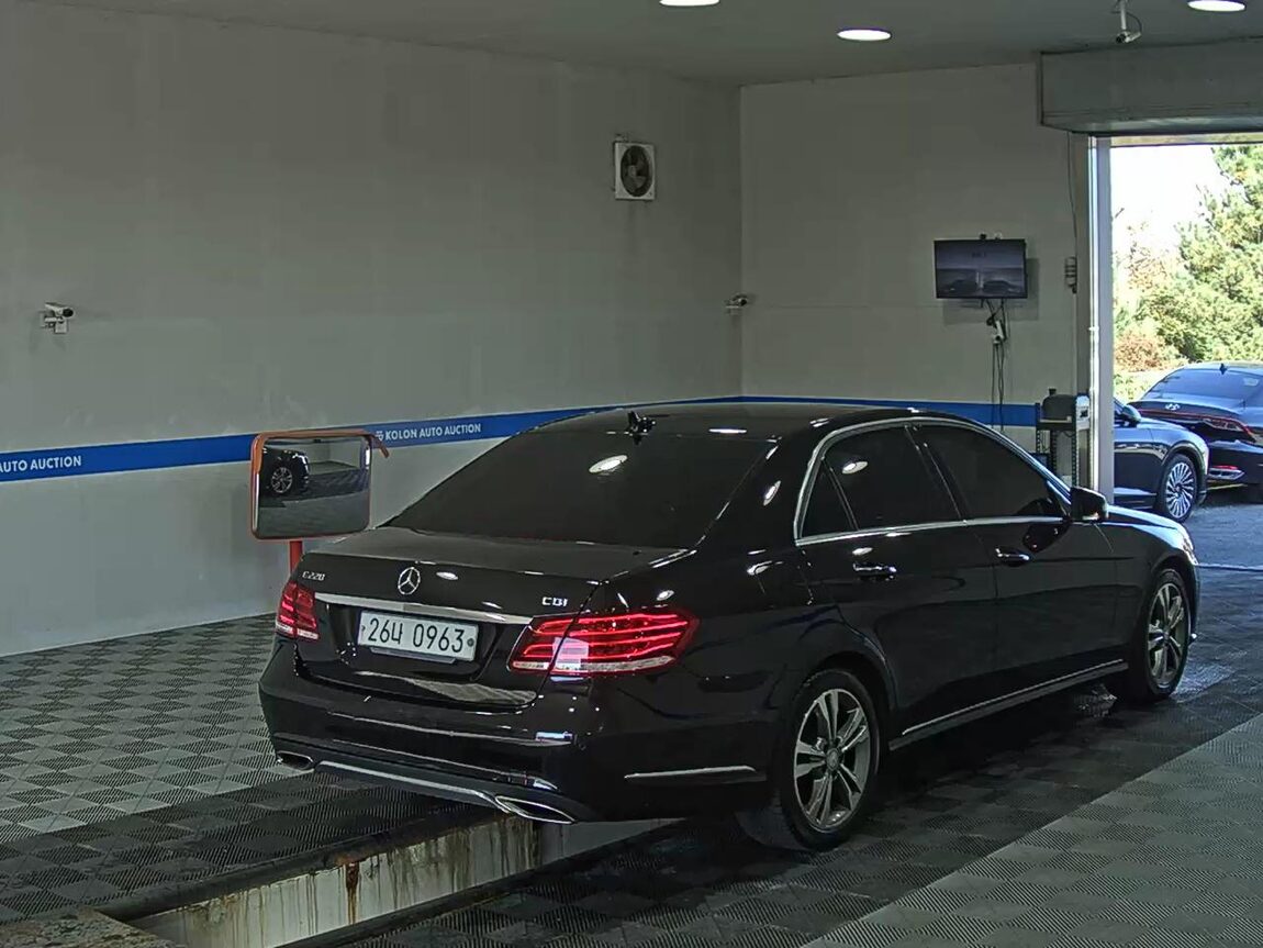 MERCEDES-BENZ E-CLASS (4TH GEN) E220 CDI AVANTGARDE 2016 - zdjęcie 5