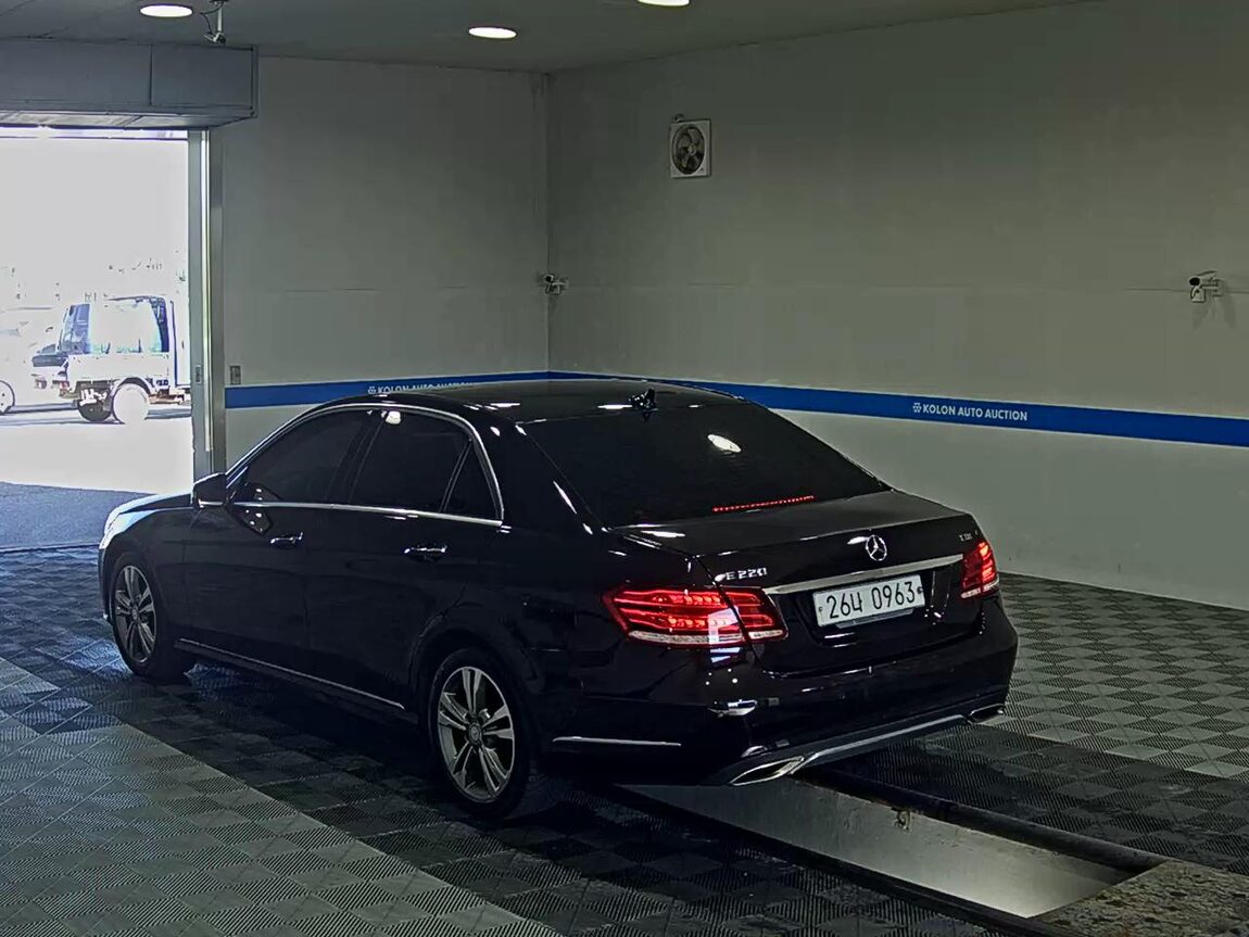 MERCEDES-BENZ E-CLASS (4TH GEN) E220 CDI AVANTGARDE 2016 - zdjęcie 6