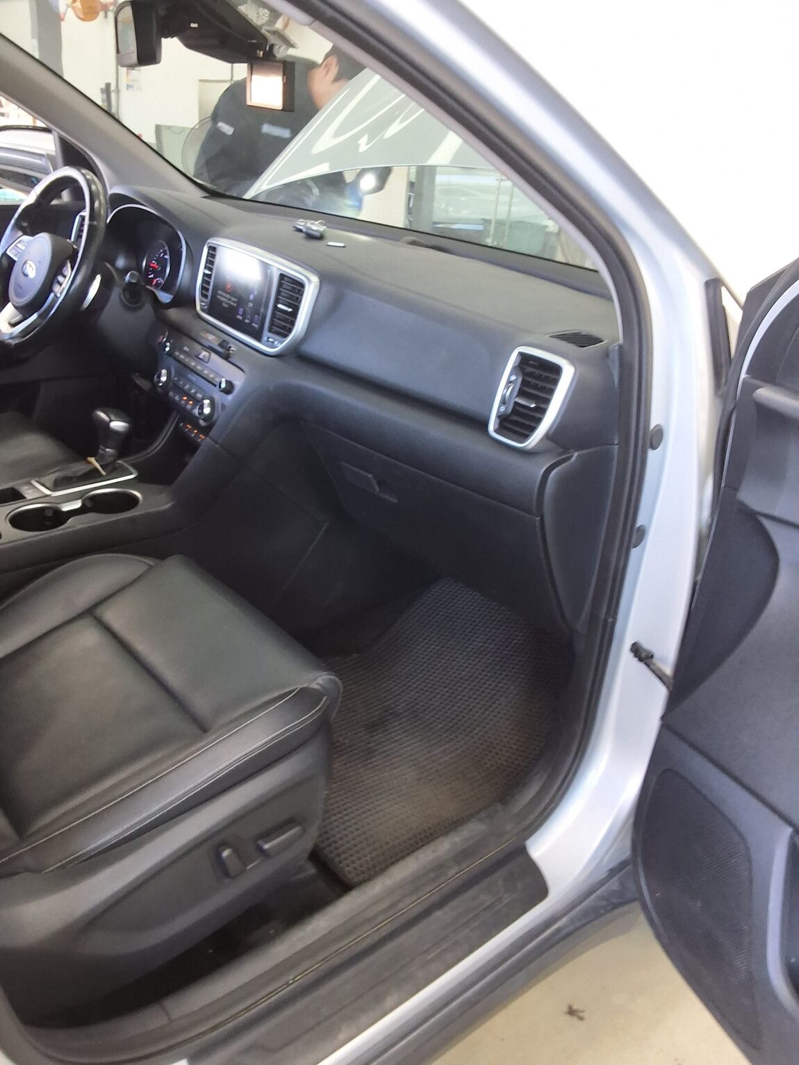 KIA SPORTAGE THE BOLD R2.0 DIESEL 2WD PRESTIGE 2019 - zdjęcie 14